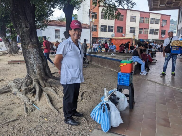 Aprovechó el gentío en el Saime para vender café y pasteles