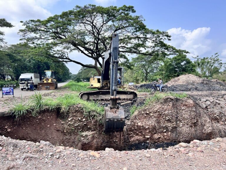 Avanzan trabajos de reposición de tubería de alcantarilla en La Fría