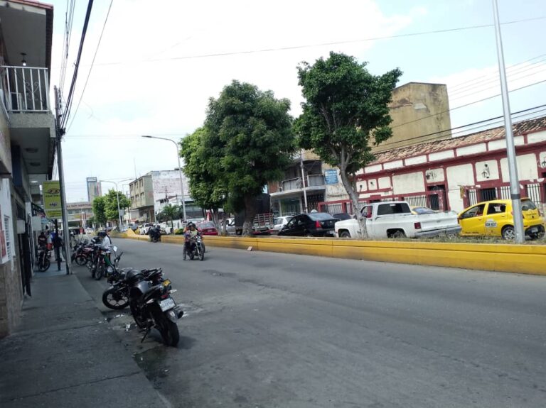 Kilómetrica cola para ingresar a Colombia