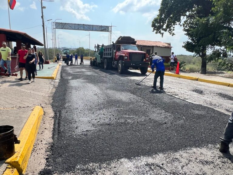 Asfaltan el tramo binacional de Ureña