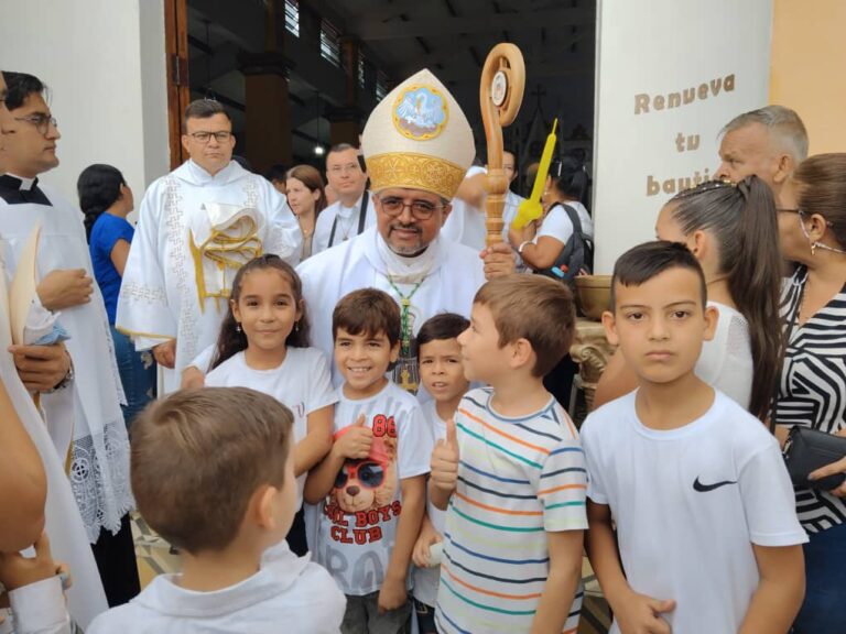 Regocijo en El Palotal por visita del obispo