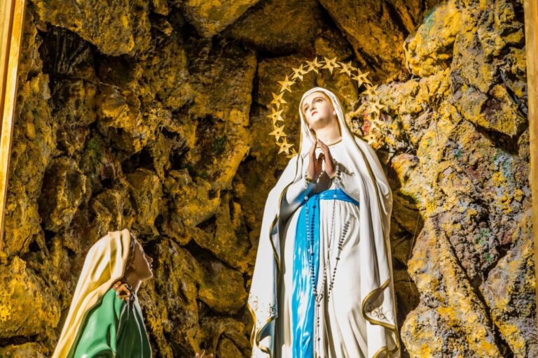 Virgen de Lourdes, intercede por el mundo