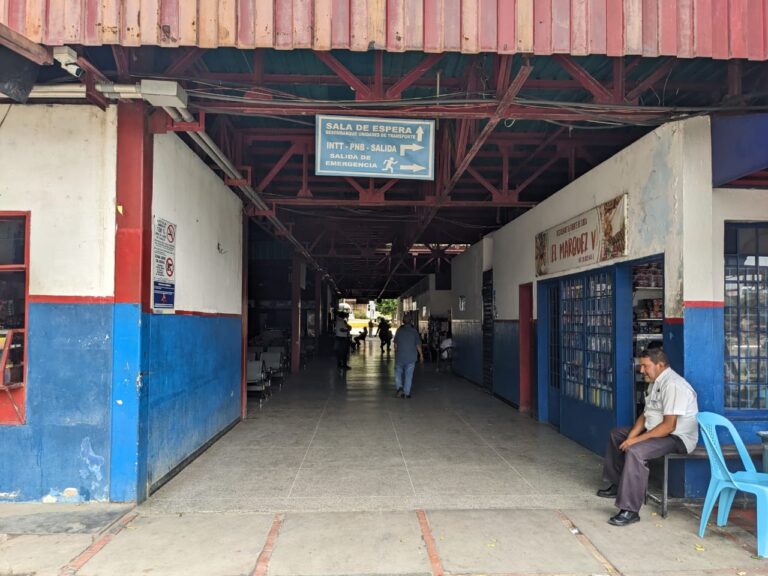 Impera la soledad en el terminal de la frontera