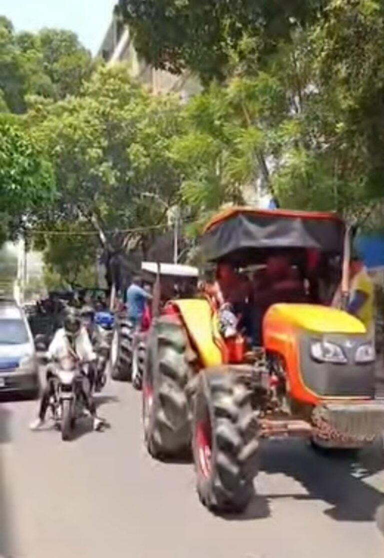 Arroceros recorren el centro de Cúcuta con sus tractores