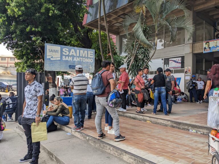 A la espera de que llegue la luz para renovar la cédula