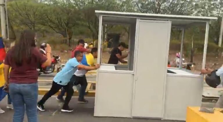 Retiran casetas para impedir que se reinicie cobro del peaje en Villa del Rosario