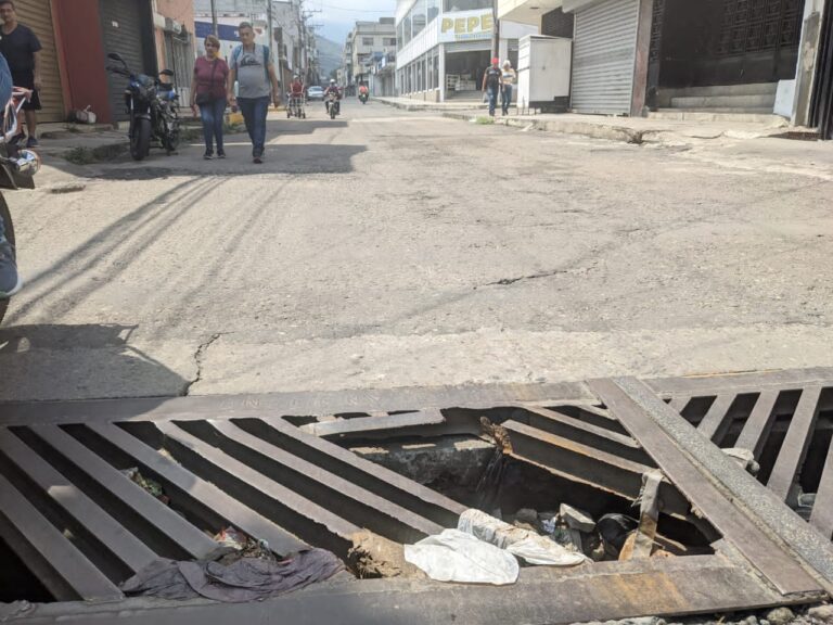 Alcantarilla desprovista de rejillas en San Antonio