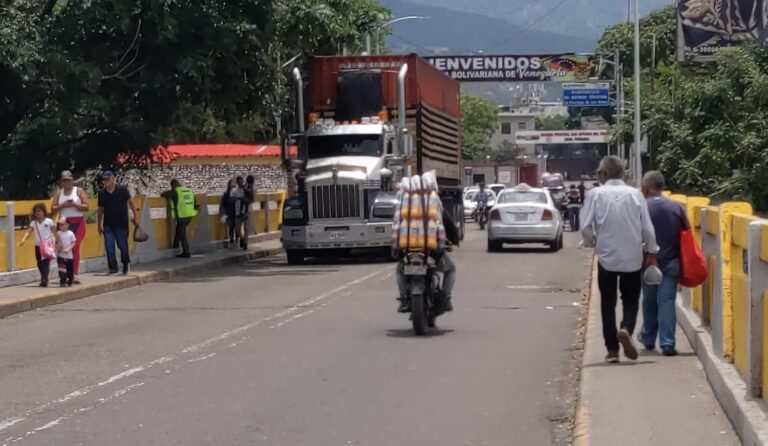 «Motocarga»: oficio que crece en frontera ante la escasez de empleo formal