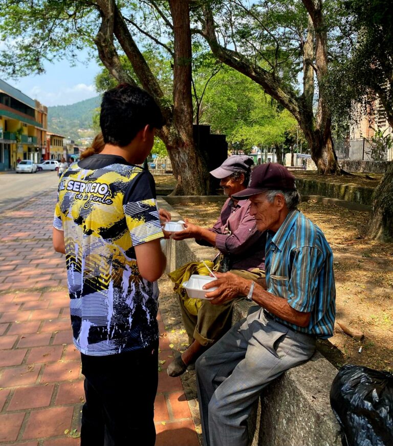 Hora de almorzar para los necesitados