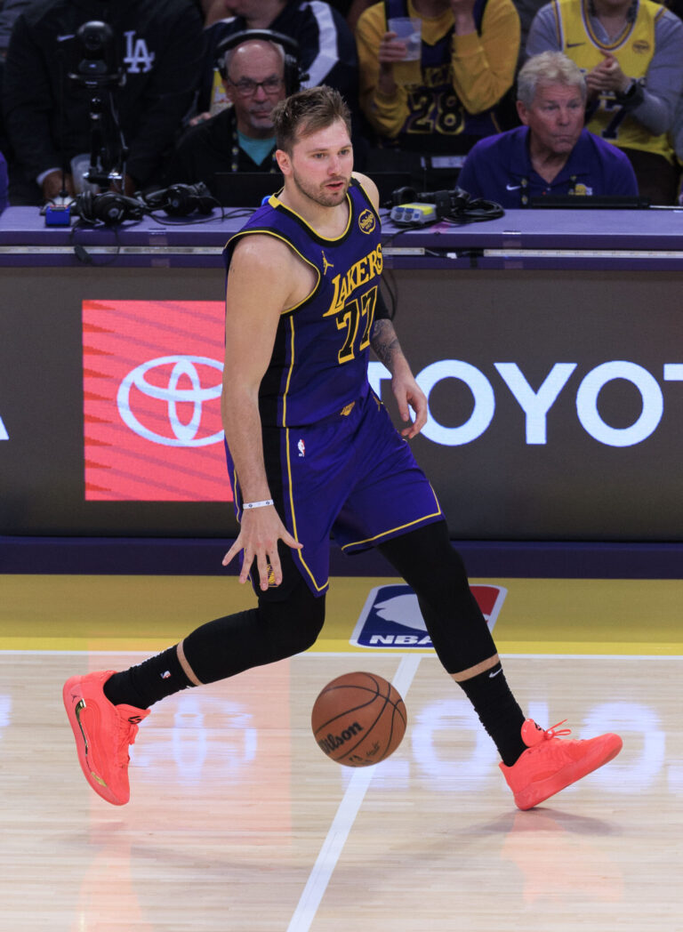 Los Lakers arrasan, los Rockets remontan