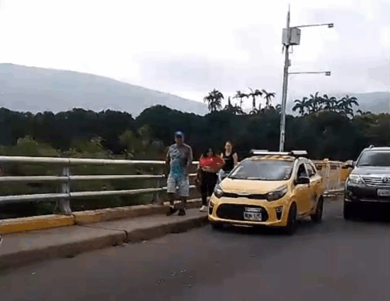 «El puente no es paradero de taxis»