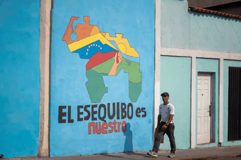 Rodríguez condecora al equipo que defendió a Venezuela ante la CIJ por el Esequibo