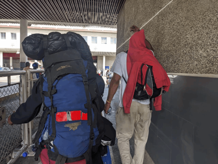 Entre 20 a 30 caminantes cruzan al día la frontera