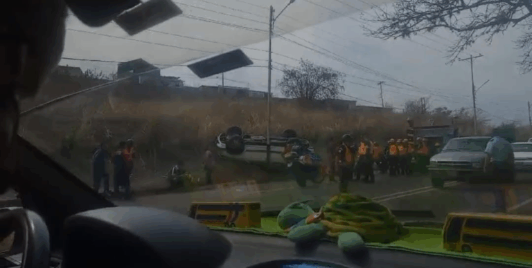 Vuelca camioneta cerca de El Mirador