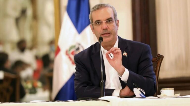Presidente dominicano pide a los haitianos indocumentados salir del país o los deportará