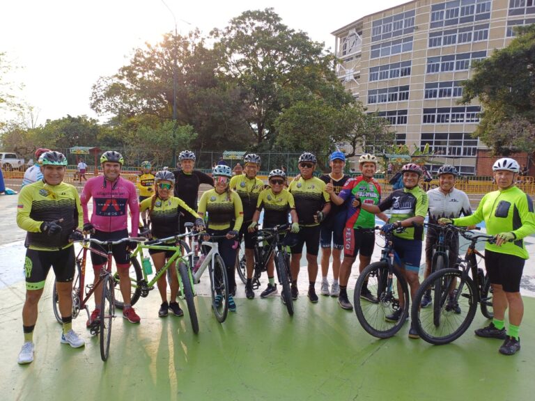 Gran rodada nocturna ilumina la ciudad de San Cristóbal