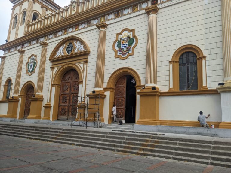 Renuevan fachada de Basílica Menor en frontera