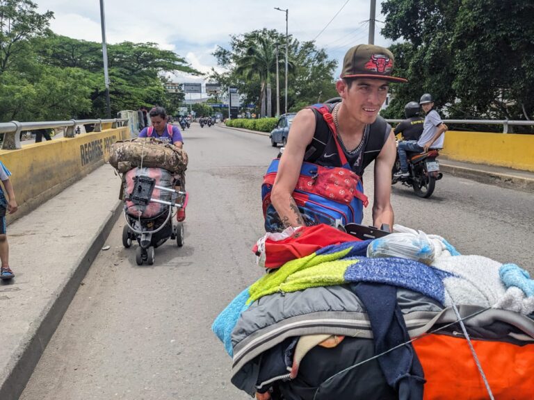 «Ya no había trabajo en Perú»: familia retorna por el puente Simón Bolívar