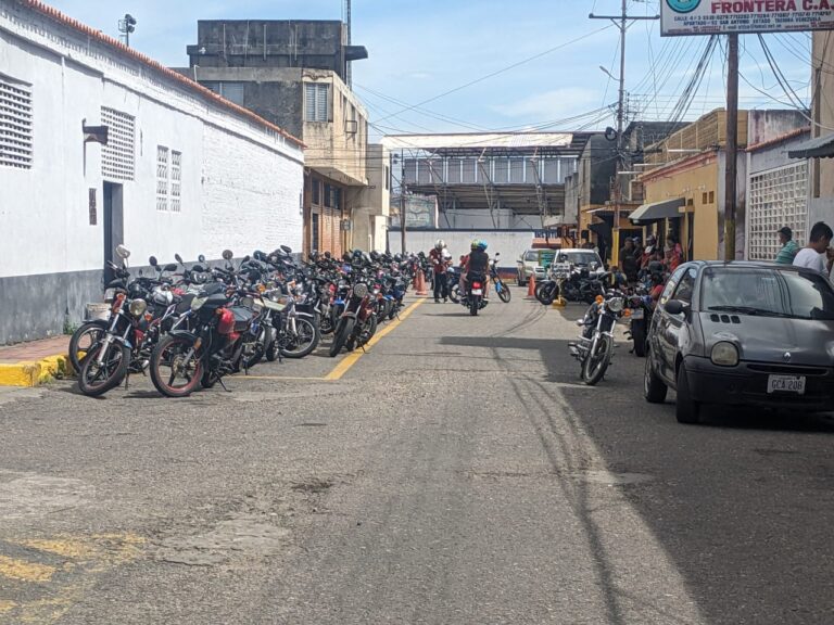 Larga espera para abastecer combustible en San Antonio