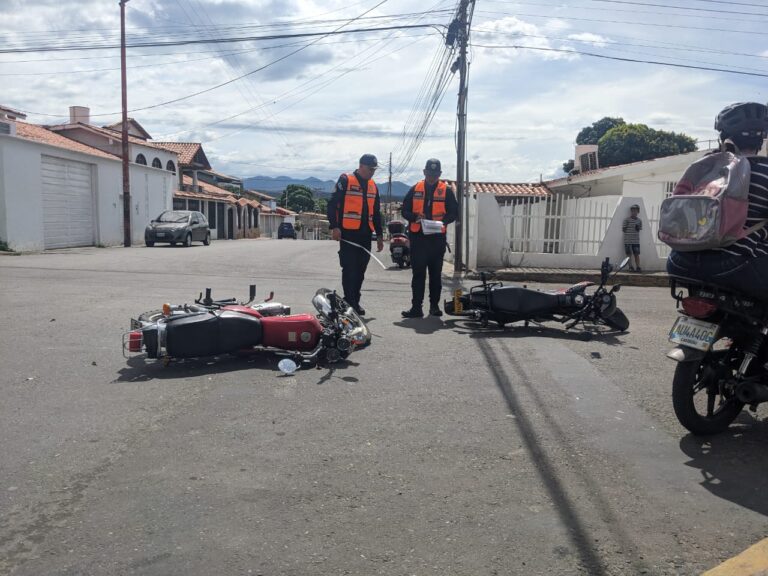 Un lesionado en colisión entre dos motos en San Antonio