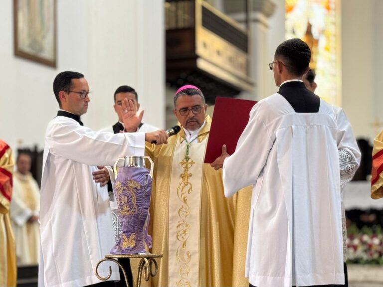 Sacerdotes y fieles renovaron la fe en la Misa Crismal 2025