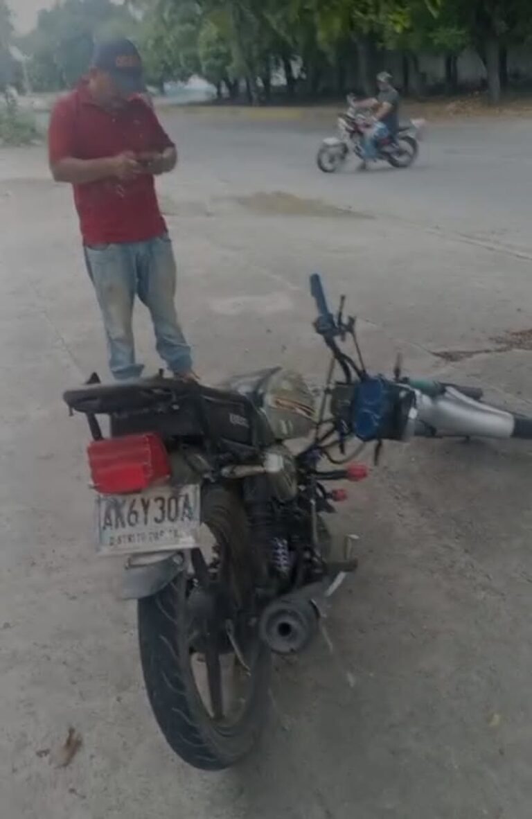 Se le partió el volante de la moto en plena vía de San Antonio