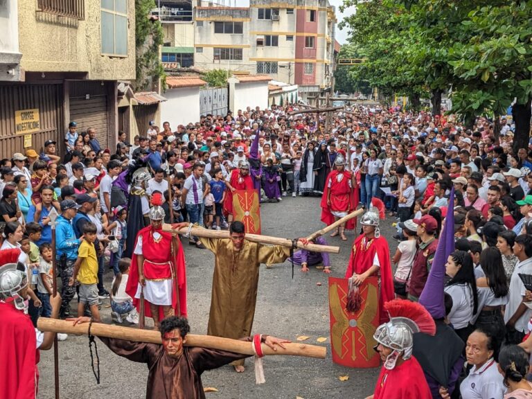Multitudinaria muestra de fe en el Santo Viacrucis
