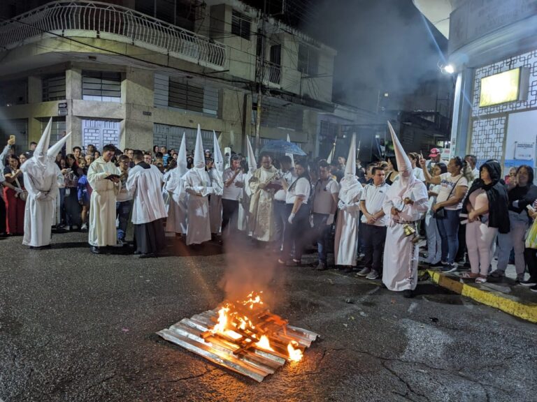 Así arrancó la Vigilia Pascual en San Antonio