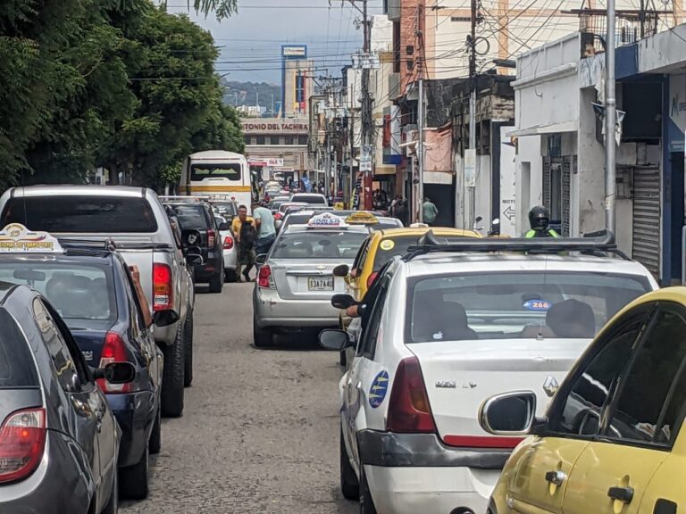 Kilómetrica cola para cruzar frontera