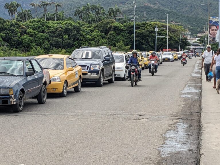 Se mantiene congestionado el tránsito hacia Colombia