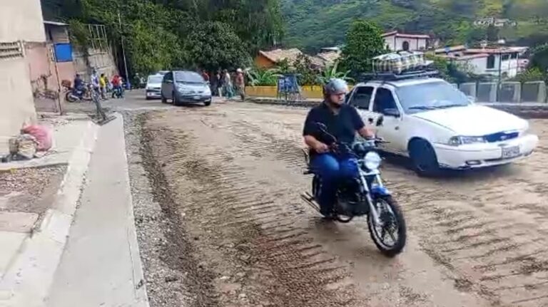 Reactivaron por 30 minutos paso de vehículos en tramo recuperado en Capacho