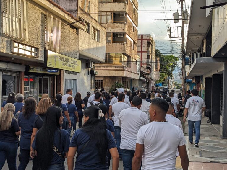 Caminata en silencio por la muerte del Papa
