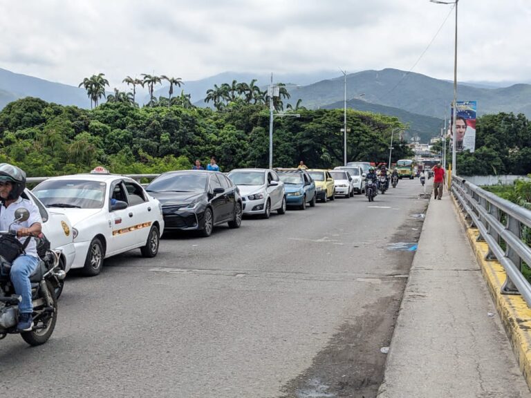 Congestionado el carril de ingreso a Colombia