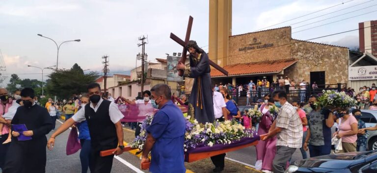 Peregrinación de fe y reflexión Viacrucis de San Cristóbal 2025