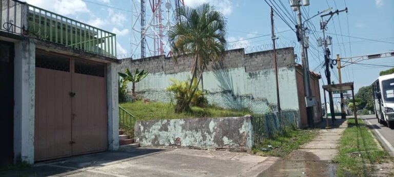 Preocupación en la avenida Libertador por fuga de agua y tanquilla peligrosa