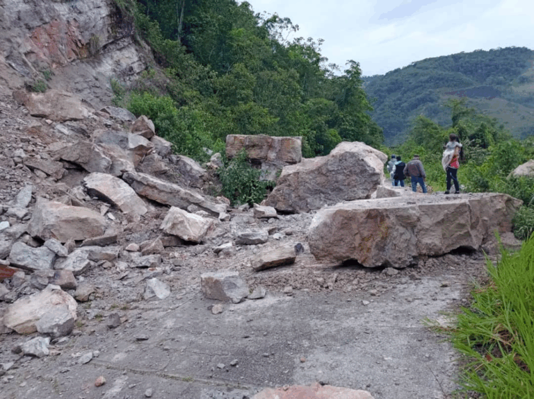 Deslizamiento de material rocoso en la vía Pregonero – Siberia