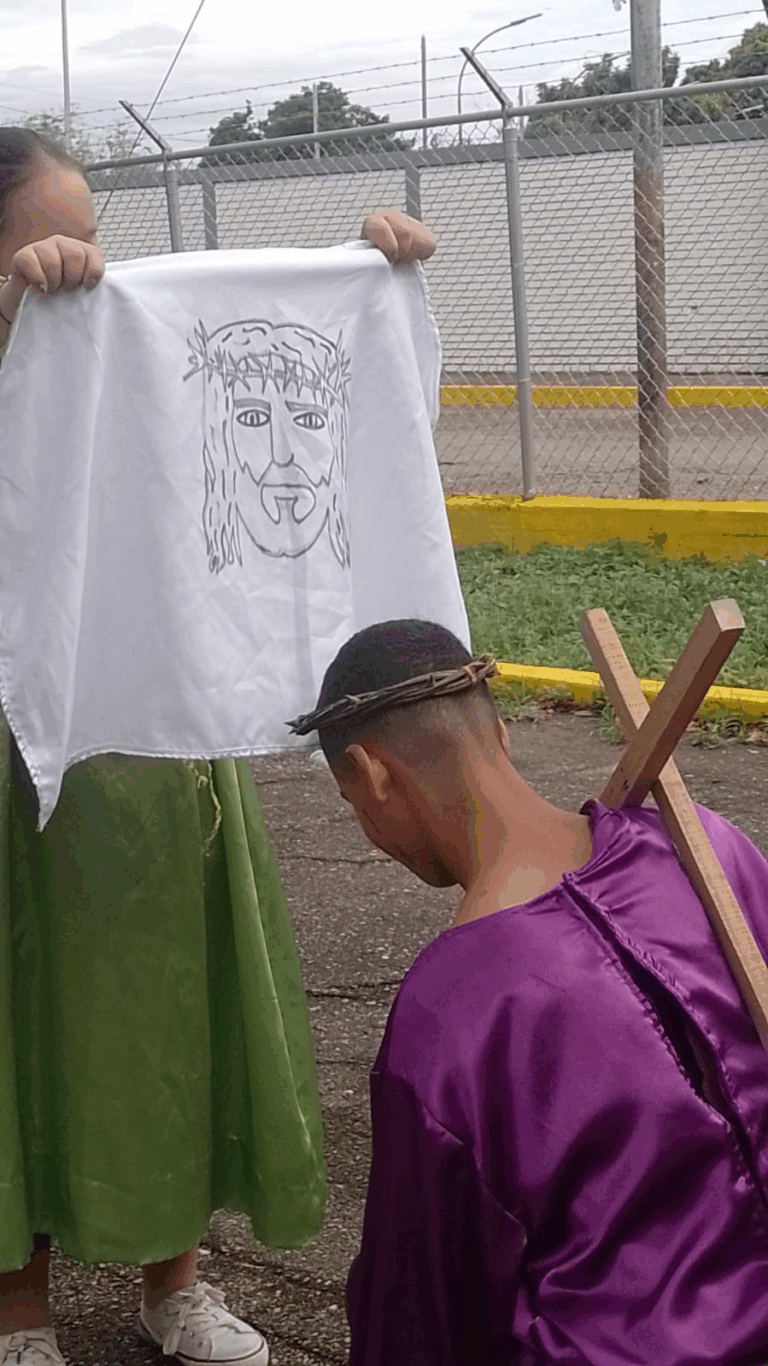 Alumnos de escuela especial José Gregorio Hernández escenifican el viacrucis