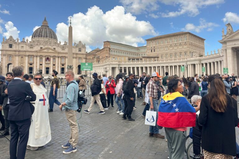 Más de 40.000 esperan el Habemus Papam en la plaza de San Pedro