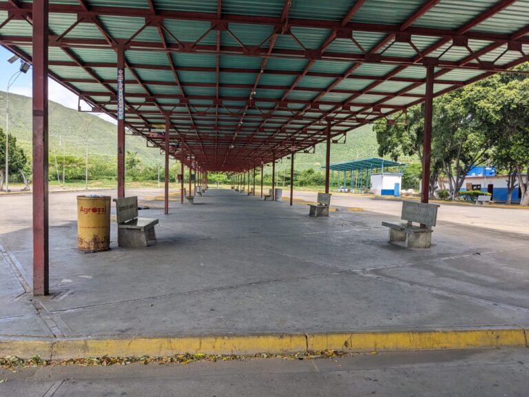 Sin rutas suburbanas el terminal de la frontera