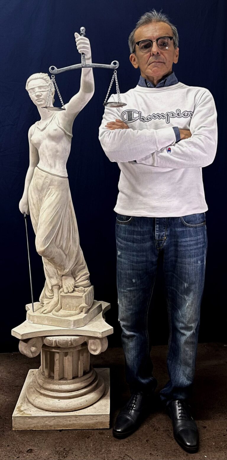 Abogado tachirense esculpe a la Dama de la Justicia