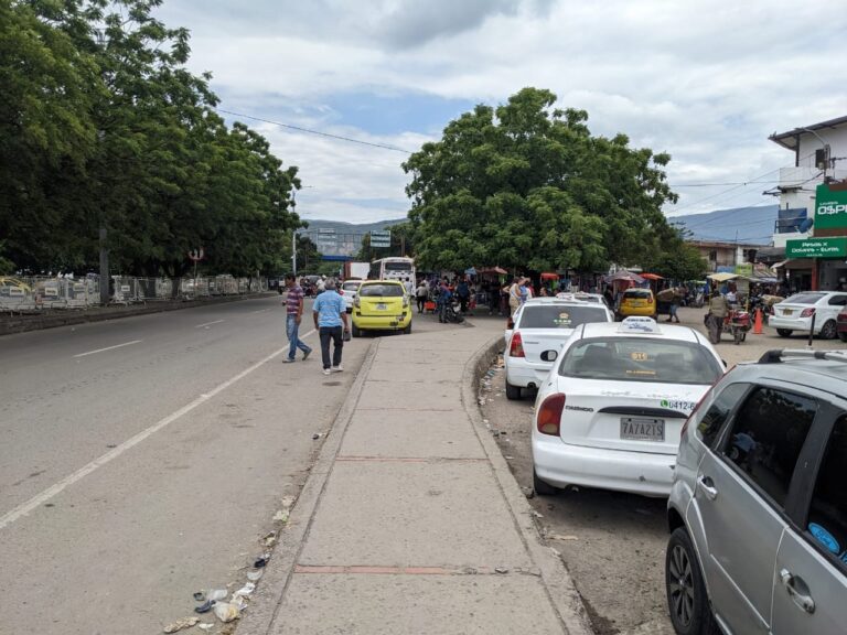 Taxistas venezolanos se las ingenian por un «cupo» en La Parada