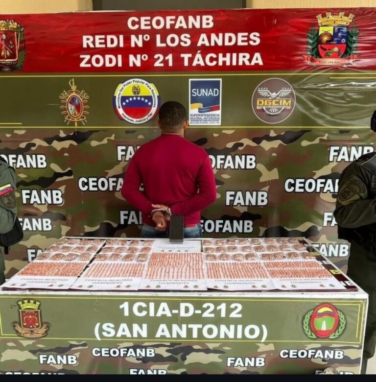 Cruzó frontera con 6.500 fulminantes ocultos en el asiento de una moto