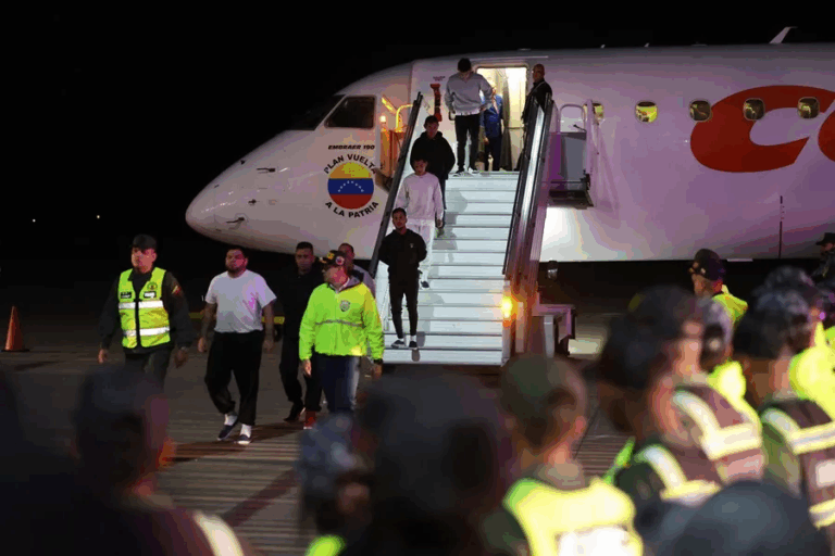 Retornan a Venezuela 174 migrantes en un avión estadounidense