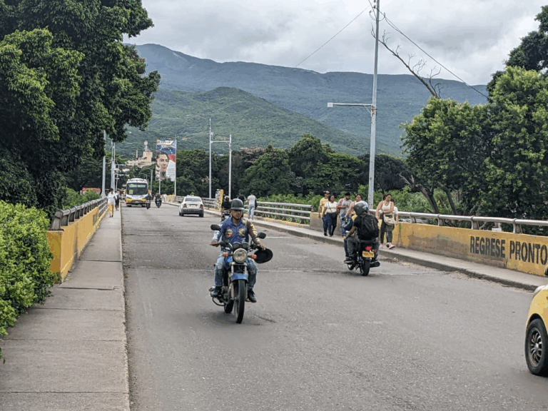 Motocarga siguen sin poder cruzar frontera
