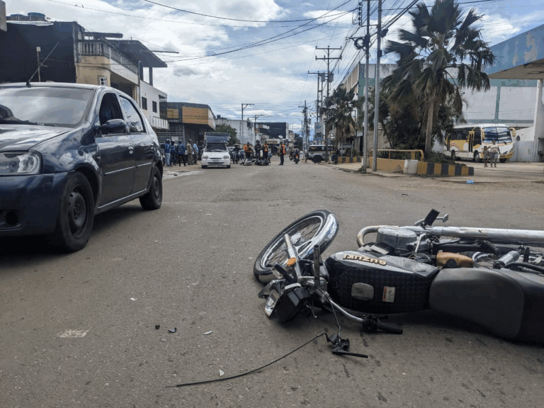 Dos lesionados en colisión múltiple en San Antonio