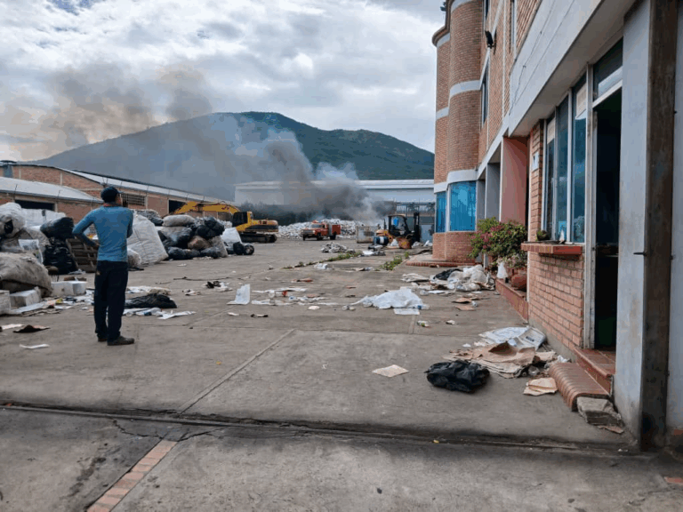 Atienden incendio en galpón de Ureña