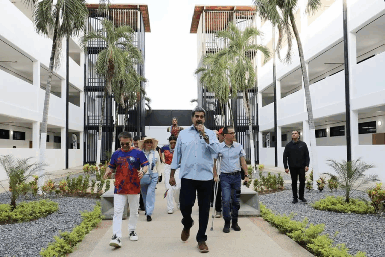 Maduro inaugura la Universidad de las Comunas para un «nuevo modelo social»