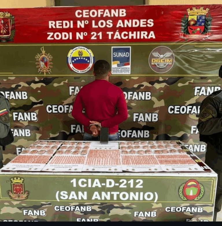 Cruzó frontera con 6.500 fulminantes ocultos en el asiento de una moto