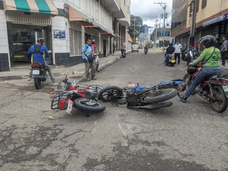 Tres lesionados en choque entre dos motos en San Antonio