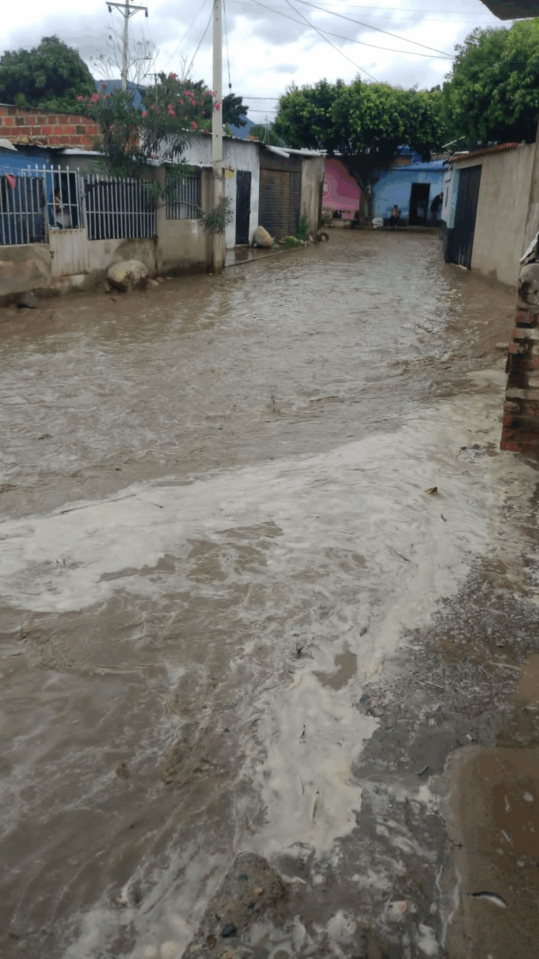 Calles anegadas en La Parada por desbordamiento del río Táchira